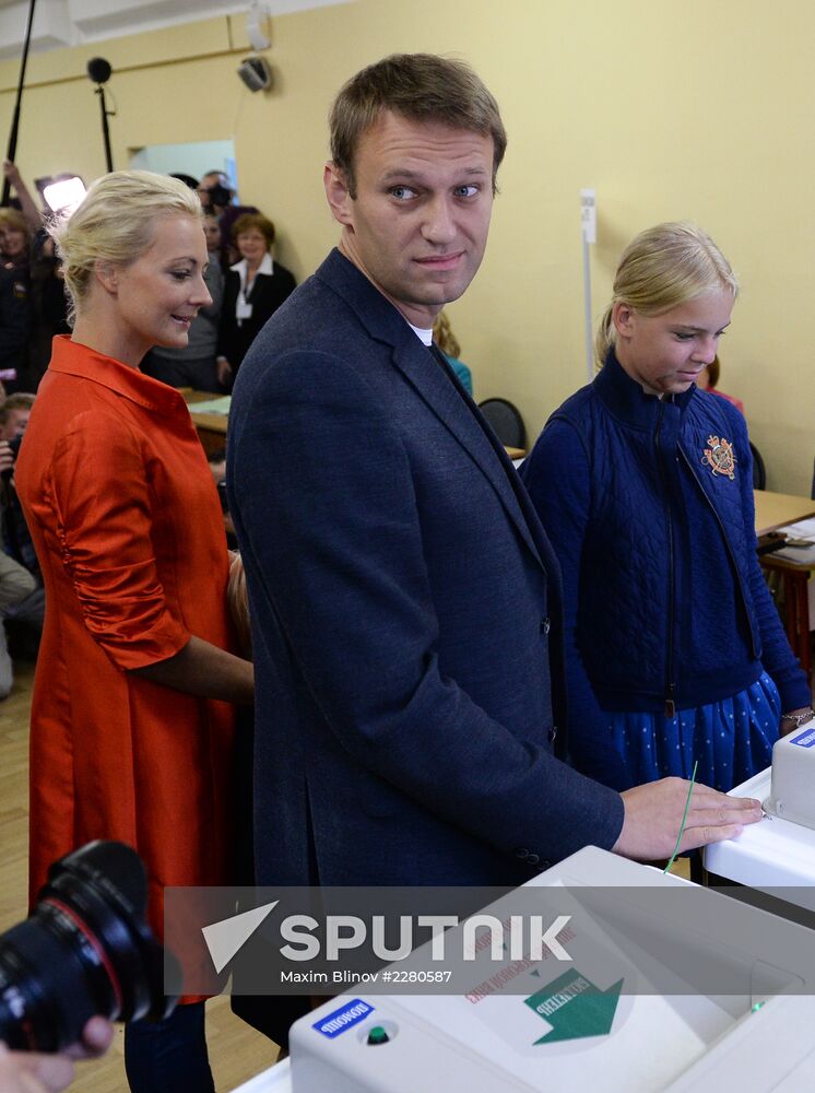 Moscow mayoral candidates vote in mayoral election