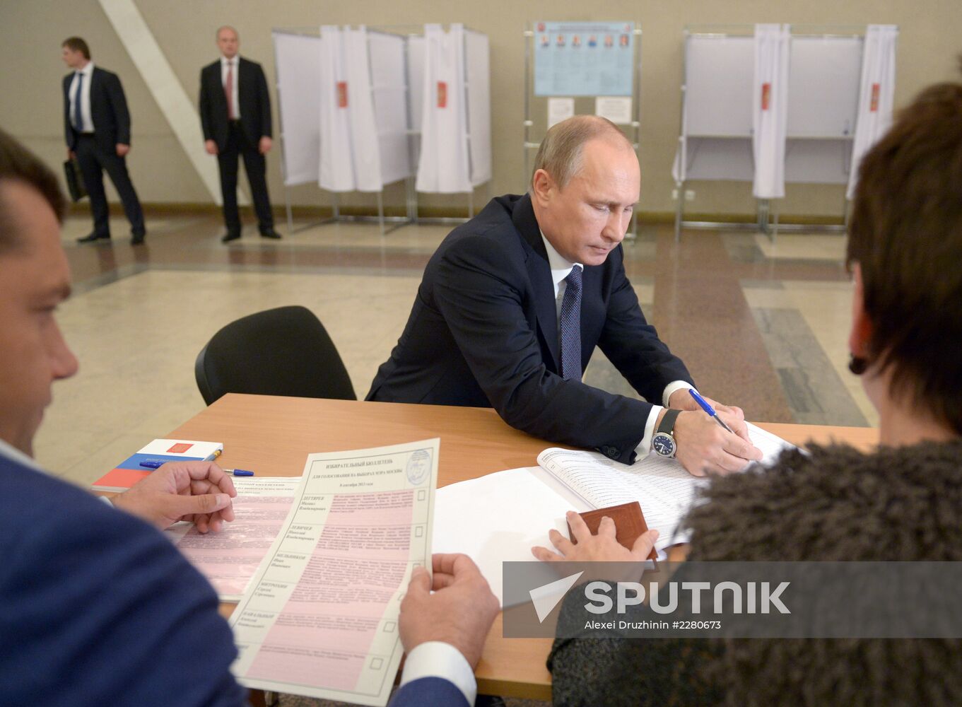 Vladimir Putin votes in Moscow mayoral election