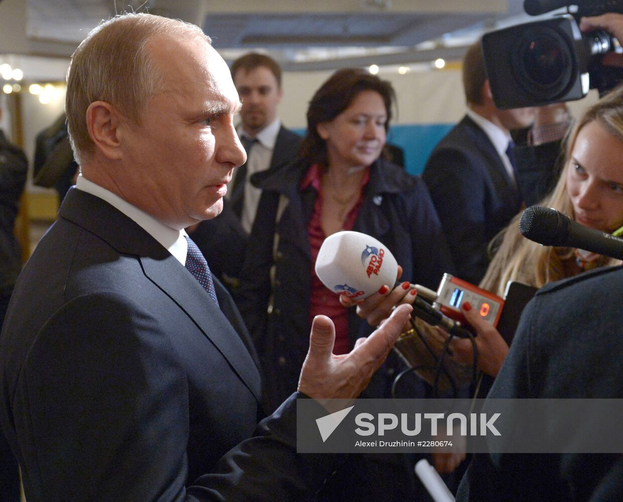 Vladimir Putin votes in Moscow mayoral election