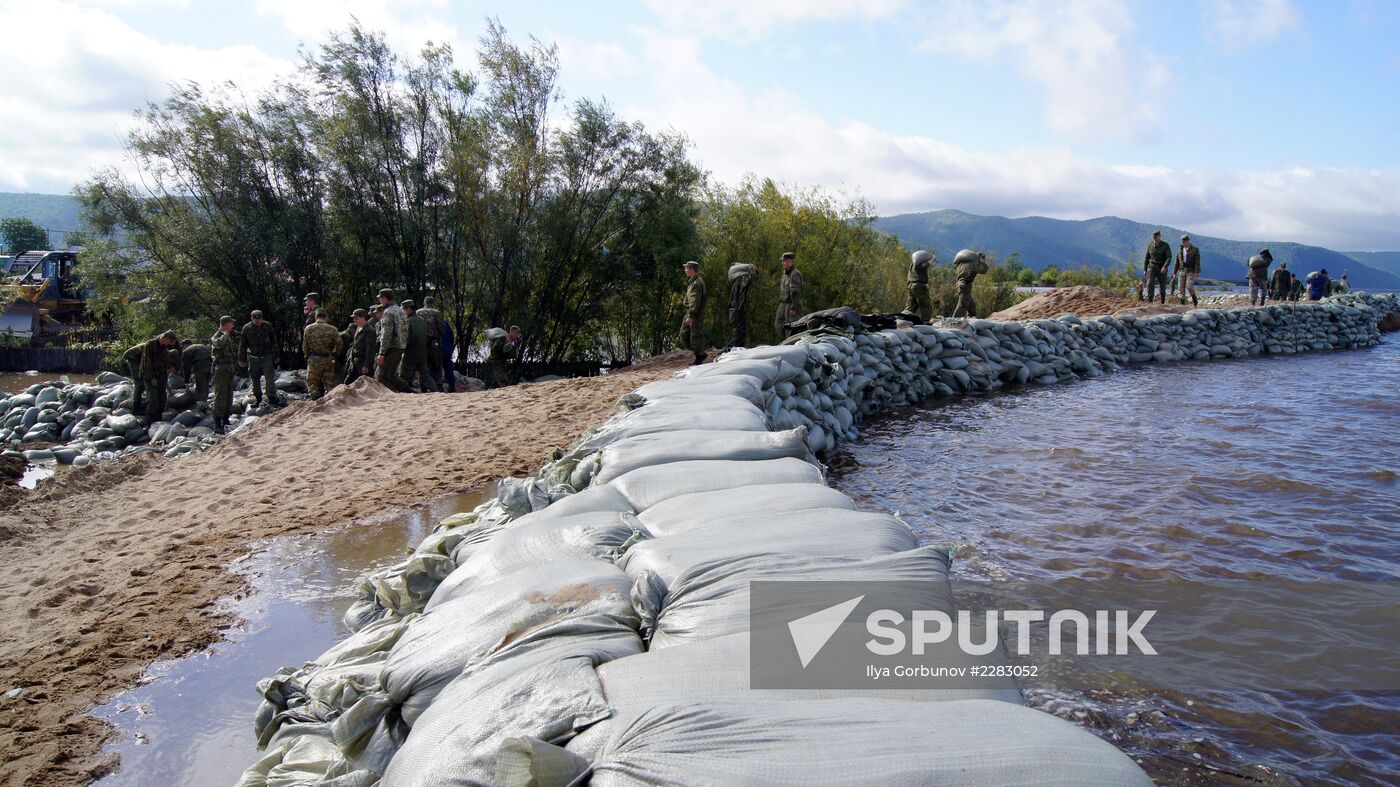 Leaking dam strengthened in Komsomolsk-on-Amur