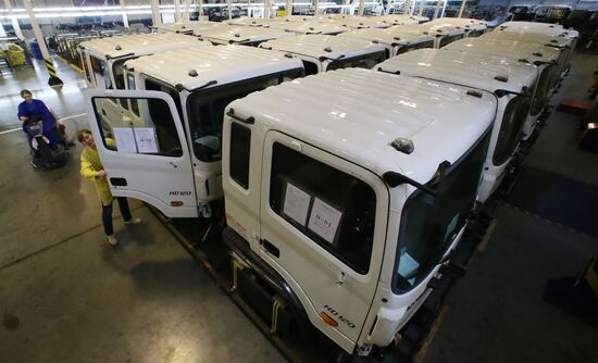 Assembling Hyundai trucks at Avtotor plant