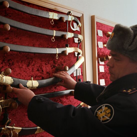 Making souvenir cold steel arms