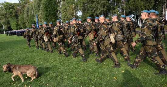 Belarusian paratroopers arrive for Zapad-2013 Drills