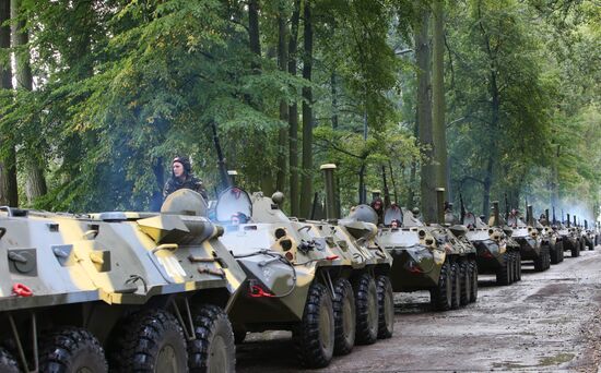 Belarusian paratroopers arrive for Zapad-2013 Drills