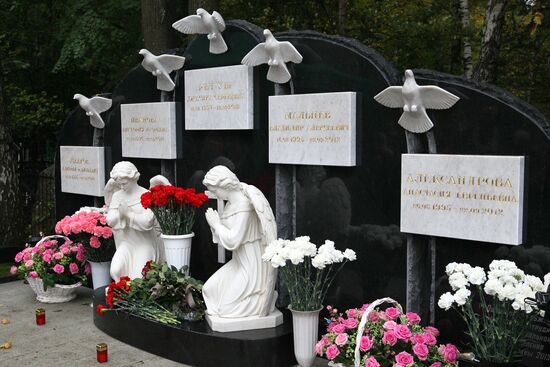 Unveiling of monument to children from Children's Home No. 7