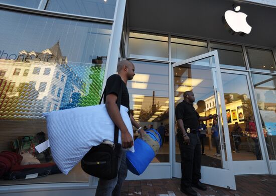 iPhone 5S and iPhone 5C go on sale in USA