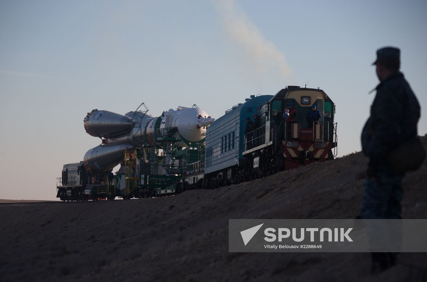 Soyuz FG rocket with Soyuz TMA-10M spacecraft rolled out to pad