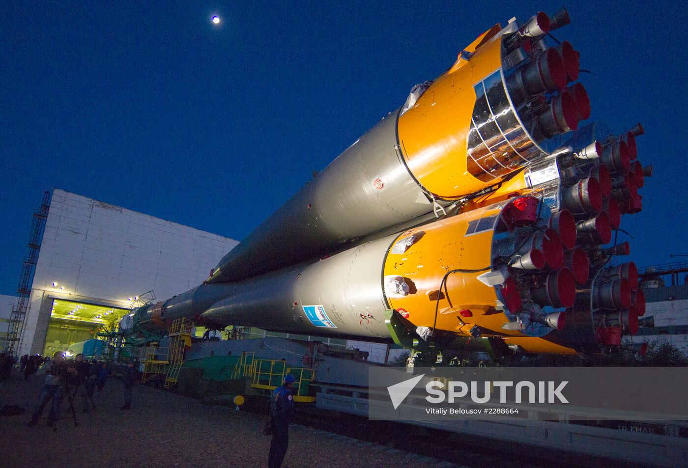 Soyuz FG rocket with Soyuz TMA-10M spacecraft rolled out to pad