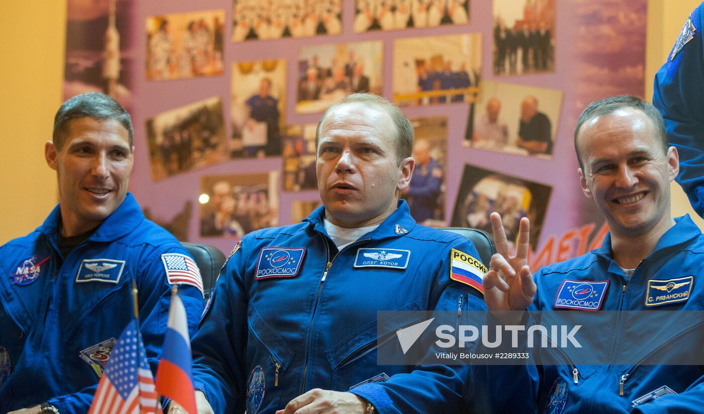 Pre-launch news conference by Soyuz TMA-10M flight crew