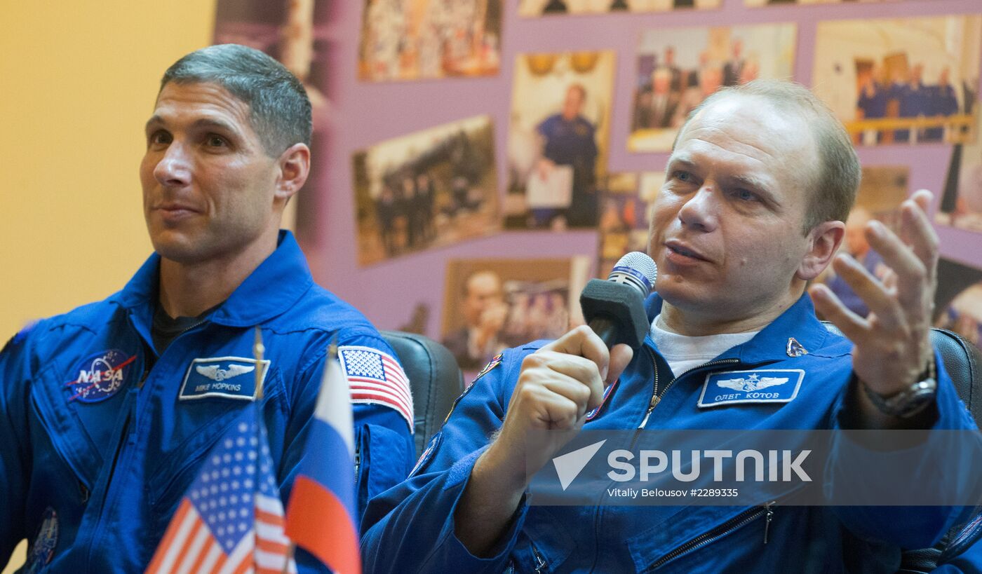 Pre-launch news conference by Soyuz TMA-10M flight crew