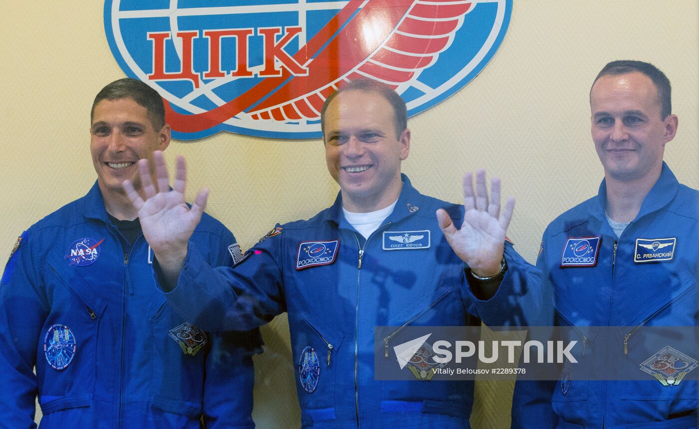 Pre-launch news conference by Soyuz TMA-10M flight crew