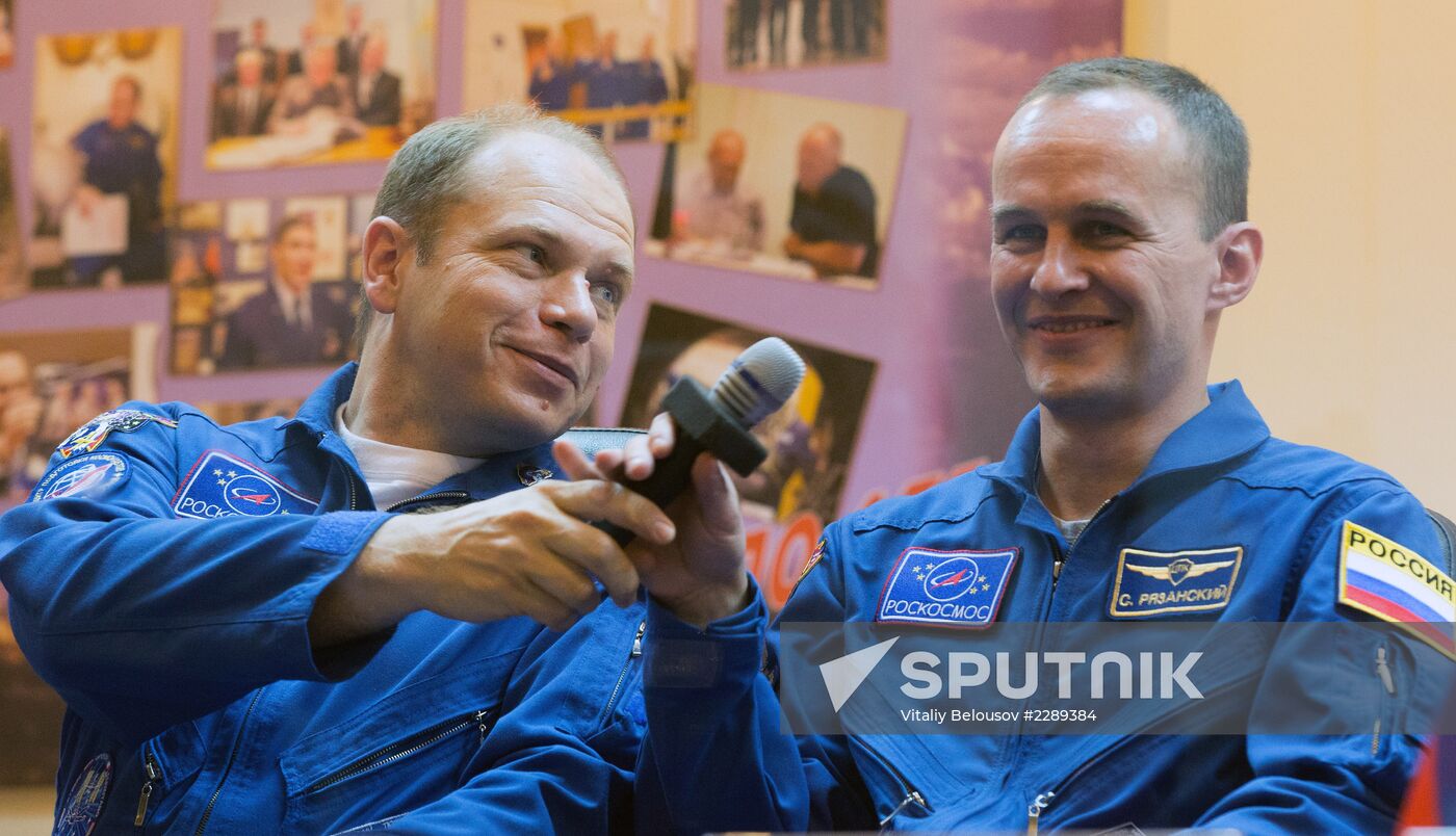Pre-launch news conference by Soyuz TMA-10M flight crew