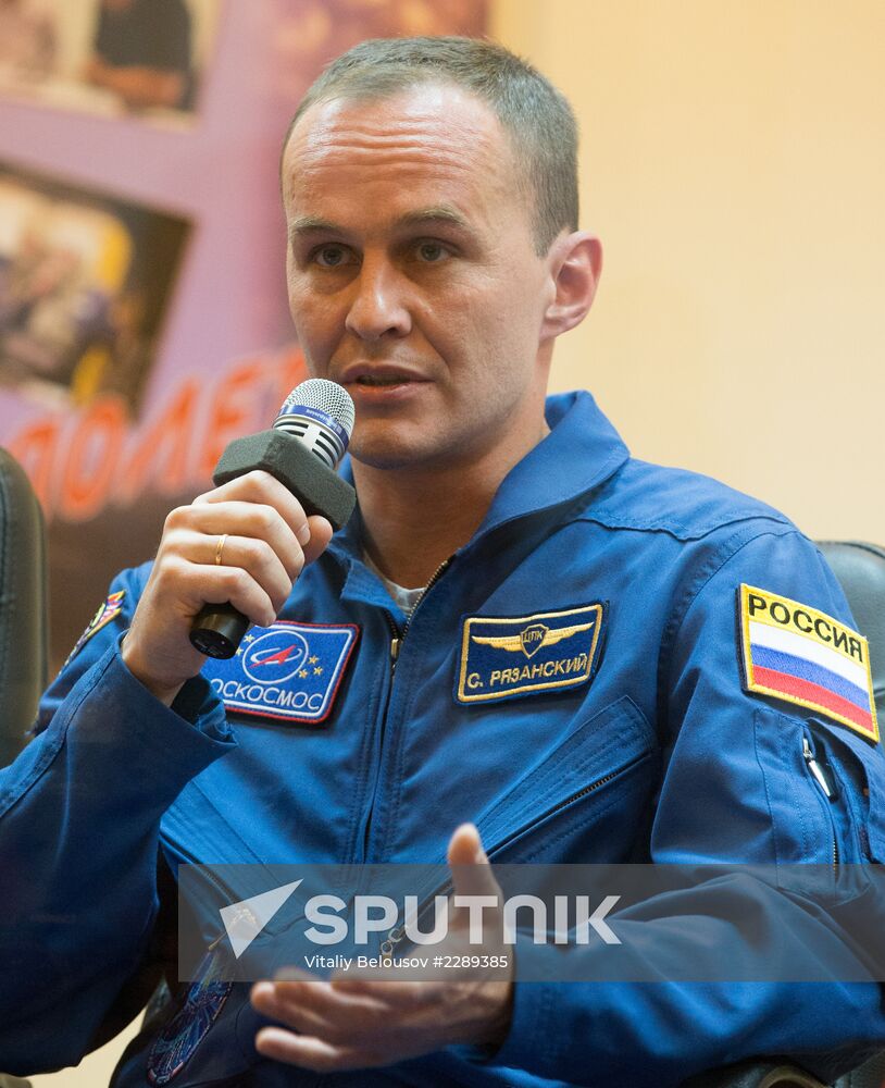 Pre-launch news conference by Soyuz TMA-10M flight crew