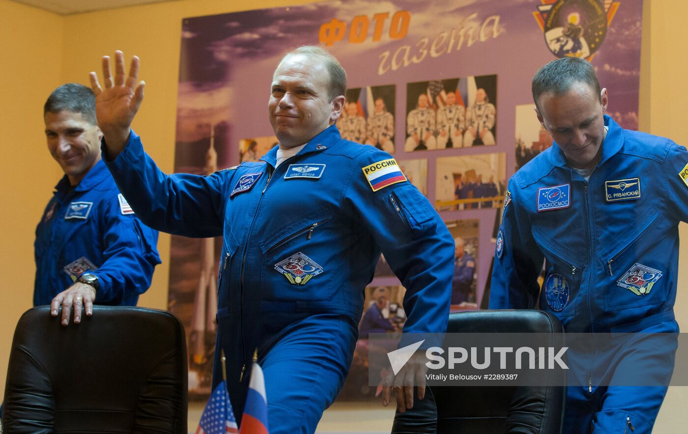 Pre-launch news conference by Soyuz TMA-10M flight crew