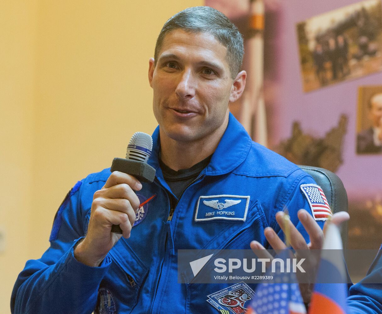 Pre-launch news conference by Soyuz TMA-10M flight crew