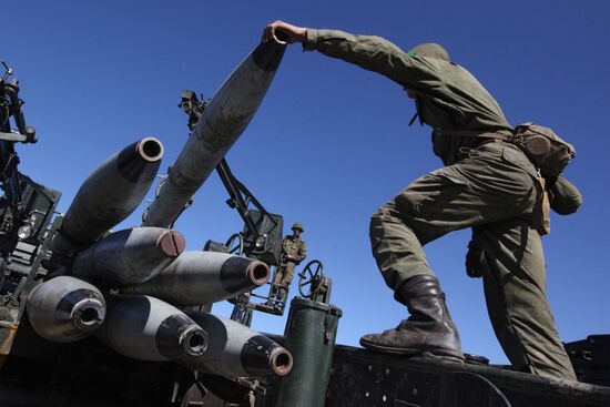 Artillery units in training in Primorye Territory