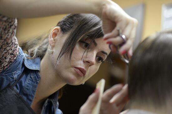 Hairdresser's salon for people with impaired hearing