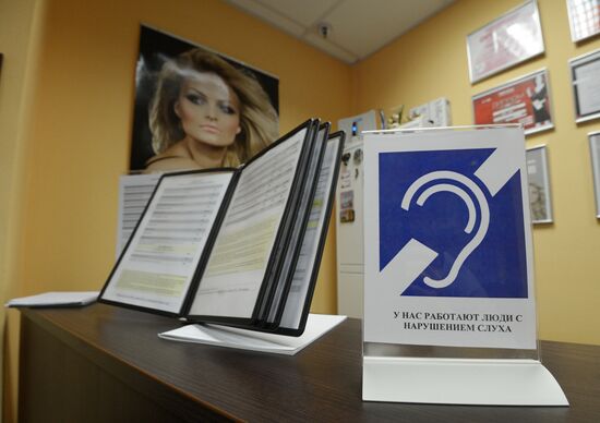 Hairdresser's salon for people with impaired hearing