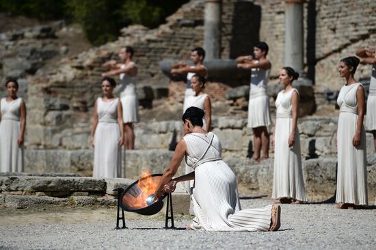 Ceremony lighting the Olympic flame