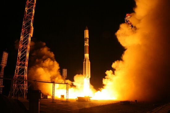 Launching Proton-M rocket carrying Astra 2E satellite