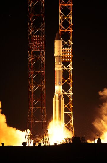 Launching Proton-M rocket carrying Astra 2E satellite