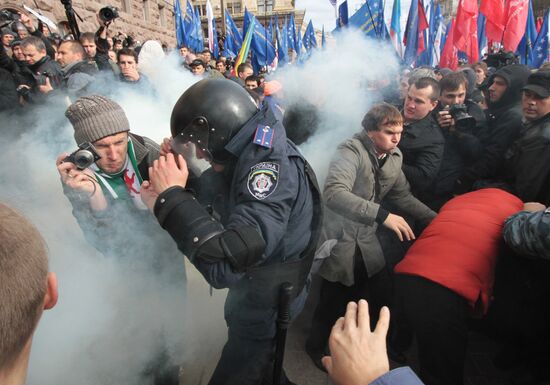 Clashes outside Kiev City Council