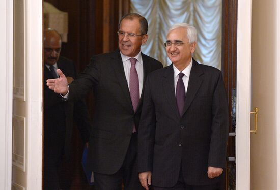 Sergei Lavrov meets with Indian Foreign Minister Salman Khurshid