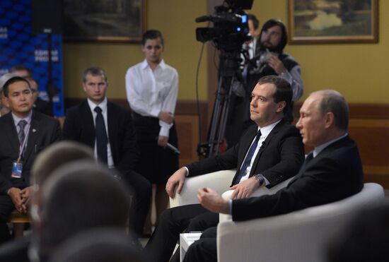 Putin,Medvedev meet with United Russia Party activits