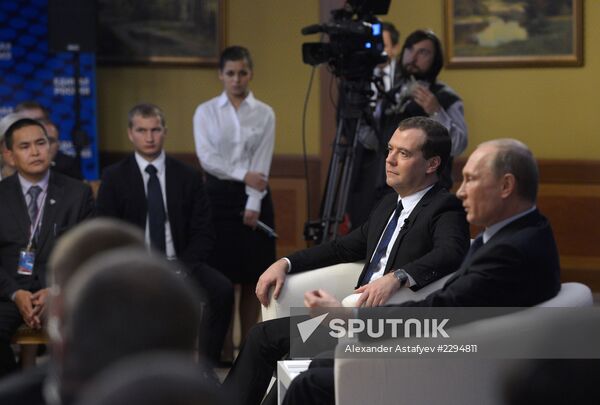 Putin,Medvedev meet with United Russia Party activits