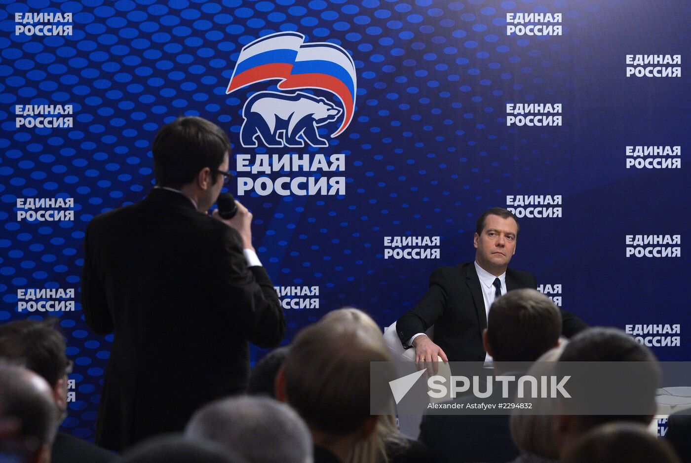 Putin, Medvedev meet with United Russia Party activits