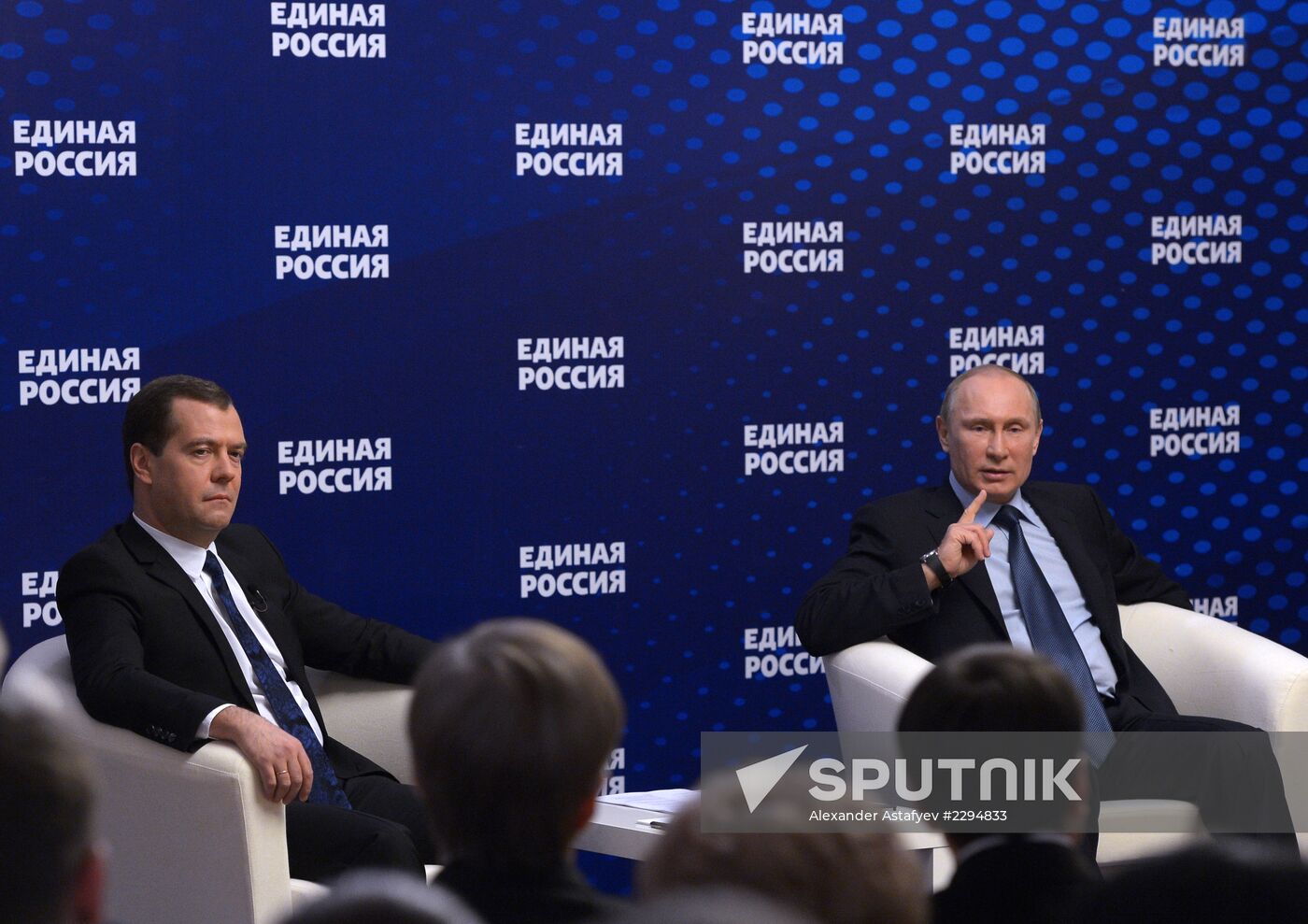 Putin, Medvedev meet with United Russia Party activits