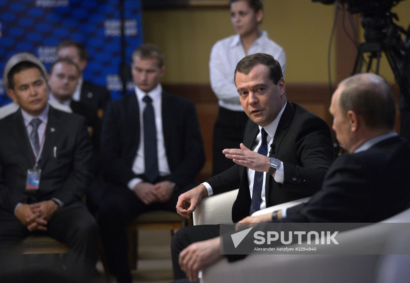 Putin, Medvedev meet with United Russia Party activits