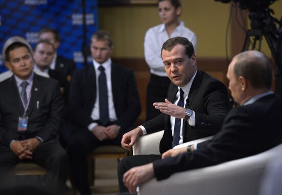 Putin, Medvedev meet with United Russia Party activits
