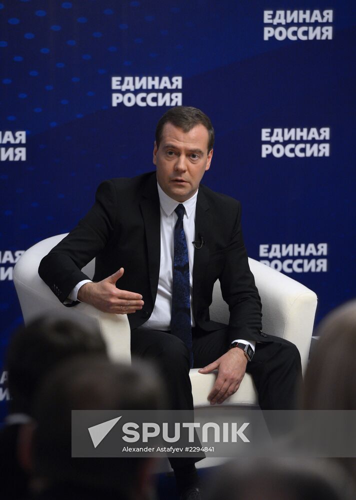 Putin, Medvedev meet with United Russia Party activits