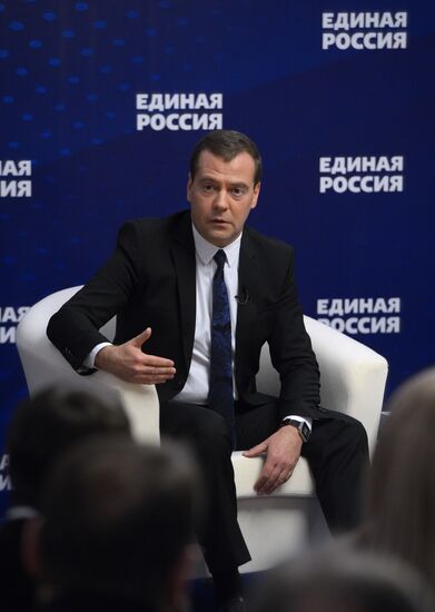Putin, Medvedev meet with United Russia Party activits