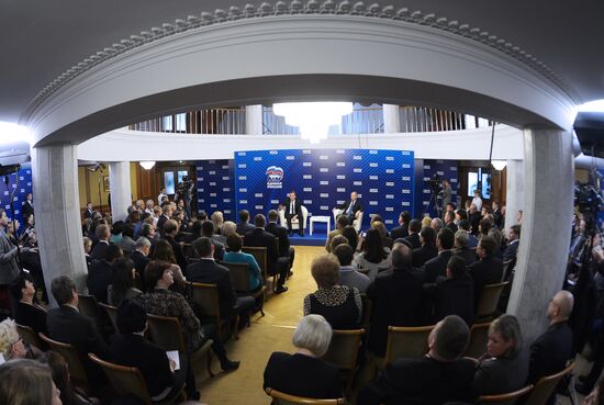 Putin, Medvedev meet with United Russia Party activits