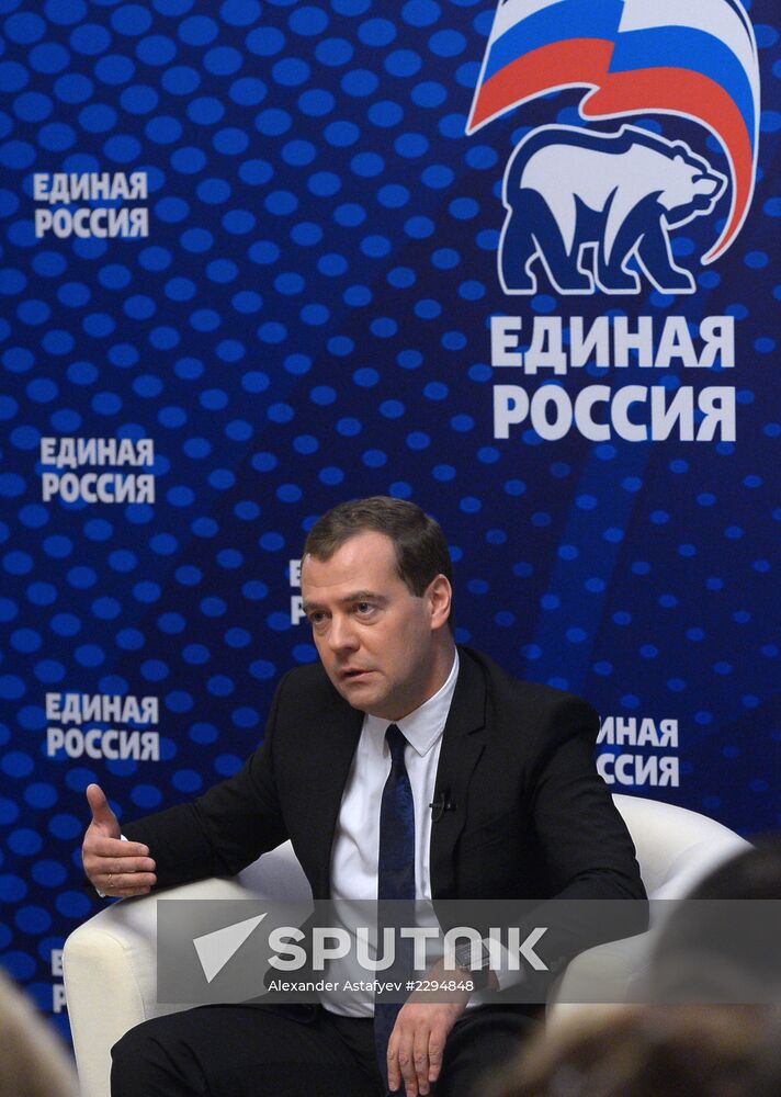 Putin, Medvedev meet with United Russia Party activits
