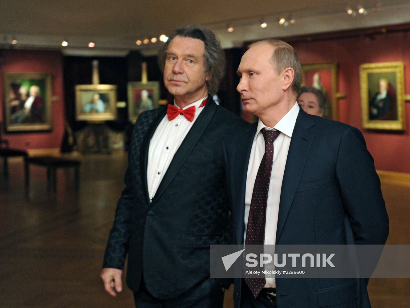 Vladimir Putin visits Alexander Shilov's gallery