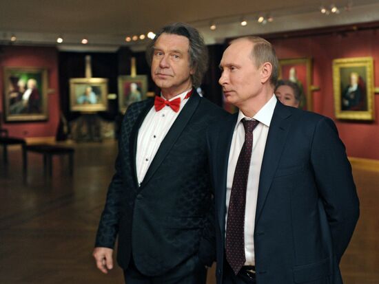 Vladimir Putin visits Alexander Shilov's gallery