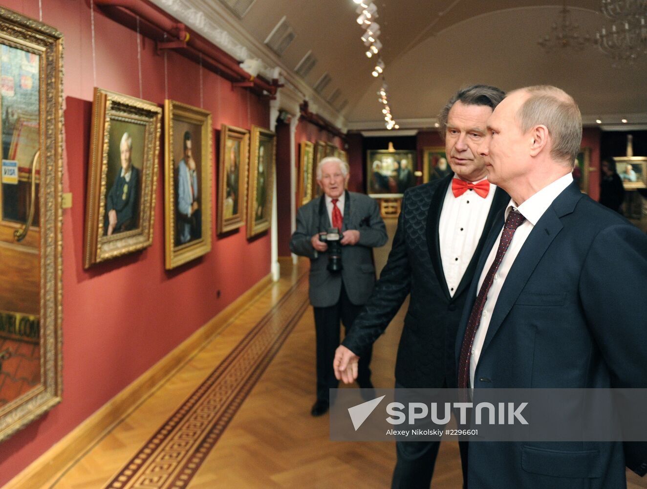 Vladimir Putin visits Alexander Shilov's gallery
