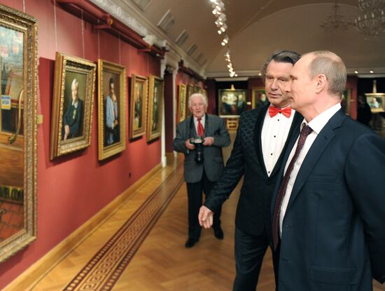 Vladimir Putin visits Alexander Shilov's gallery