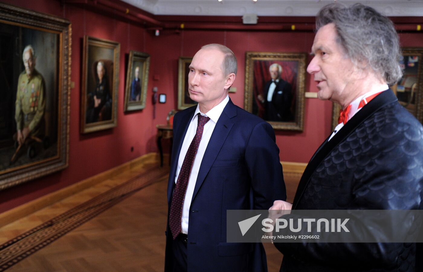 Vladimir Putin visits Alexander Shilov's gallery