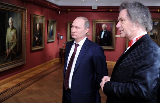 Vladimir Putin visits Alexander Shilov's gallery