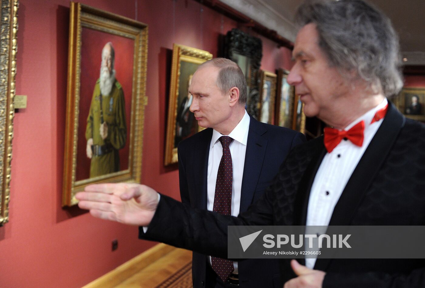Vladimir Putin visits Alexander Shilov's gallery