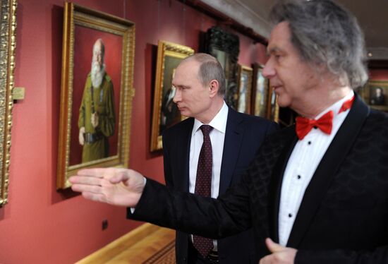 Vladimir Putin visits Alexander Shilov's gallery