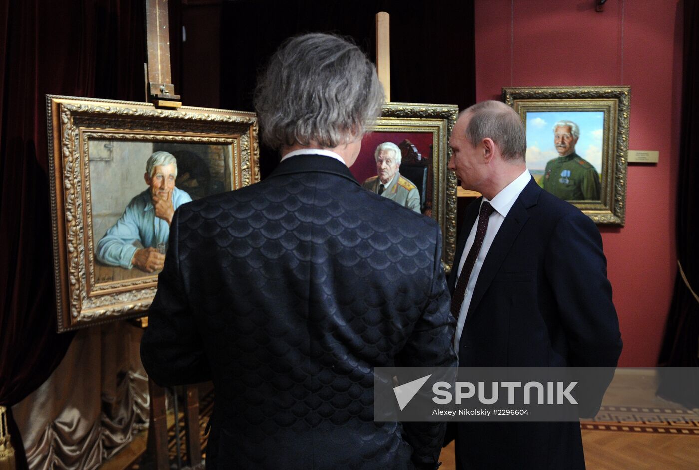 Vladimir Putin visits Alexander Shilov's gallery