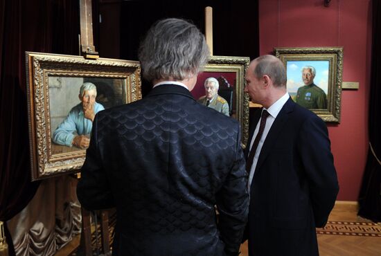 Vladimir Putin visits Alexander Shilov's gallery