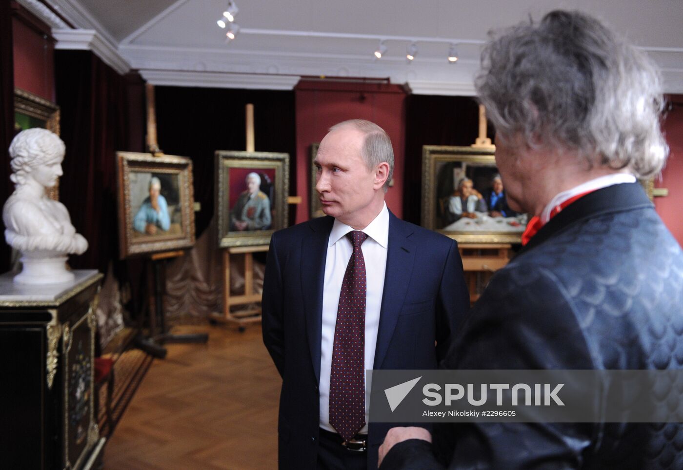 Vladimir Putin visits Alexander Shilov's gallery