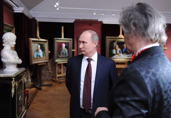 Vladimir Putin visits Alexander Shilov's gallery