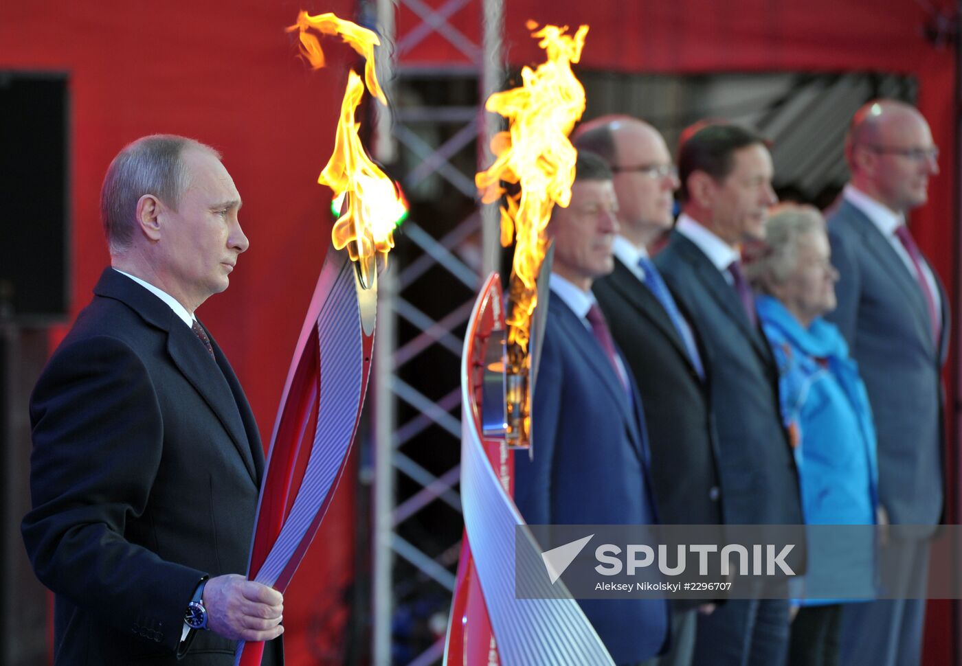 Vladimir Putin starts Sochi 2014 Olympic torch relay in Russia